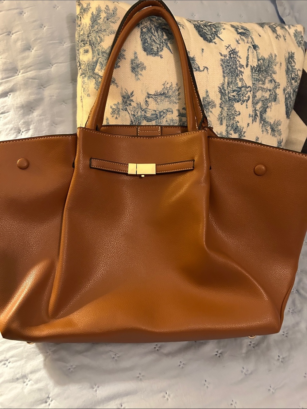 Classic Tan Leather Tote Handbag with Gold Accent